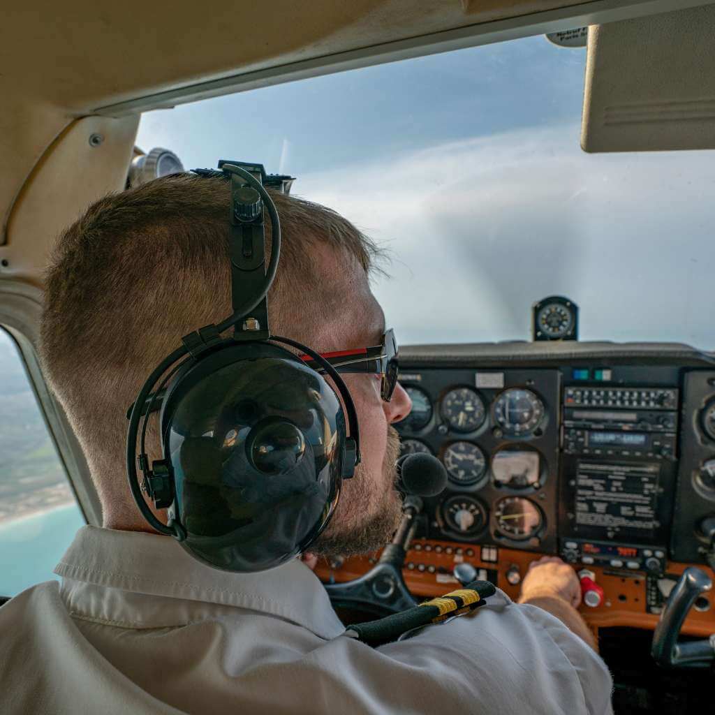 Piloto assegurado com Seguro Aeronaves da Oficial Seguros
