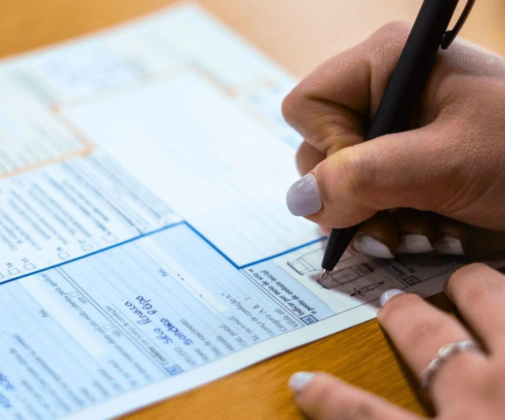 Departamento de Sinistros a preencher Declaração Amigável