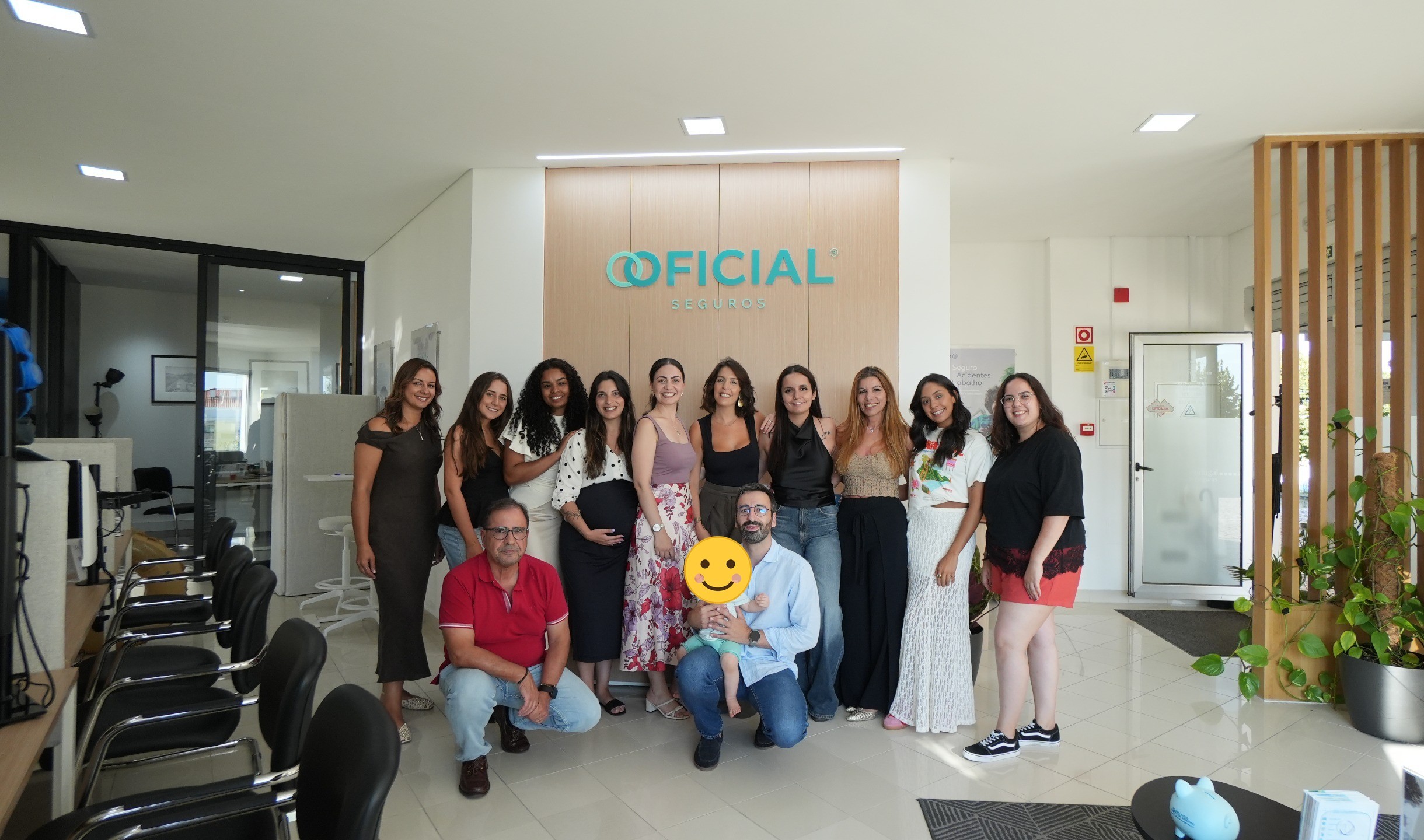Equipa da Oficial Seguros no escrit&oacute;rio - Great Place To Work 2026